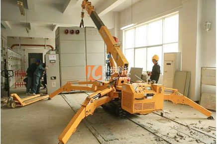 110千伏變壓器拆除現(xiàn)場(chǎng)，科步小型起重機(jī)大顯身手