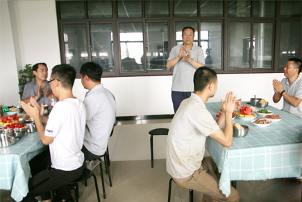 科步首批訂單順利完成，公司舉行慶功宴