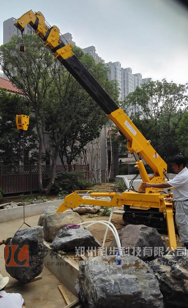 KB3.0微型履帶起重機(jī)在唐山某別墅工地中施工